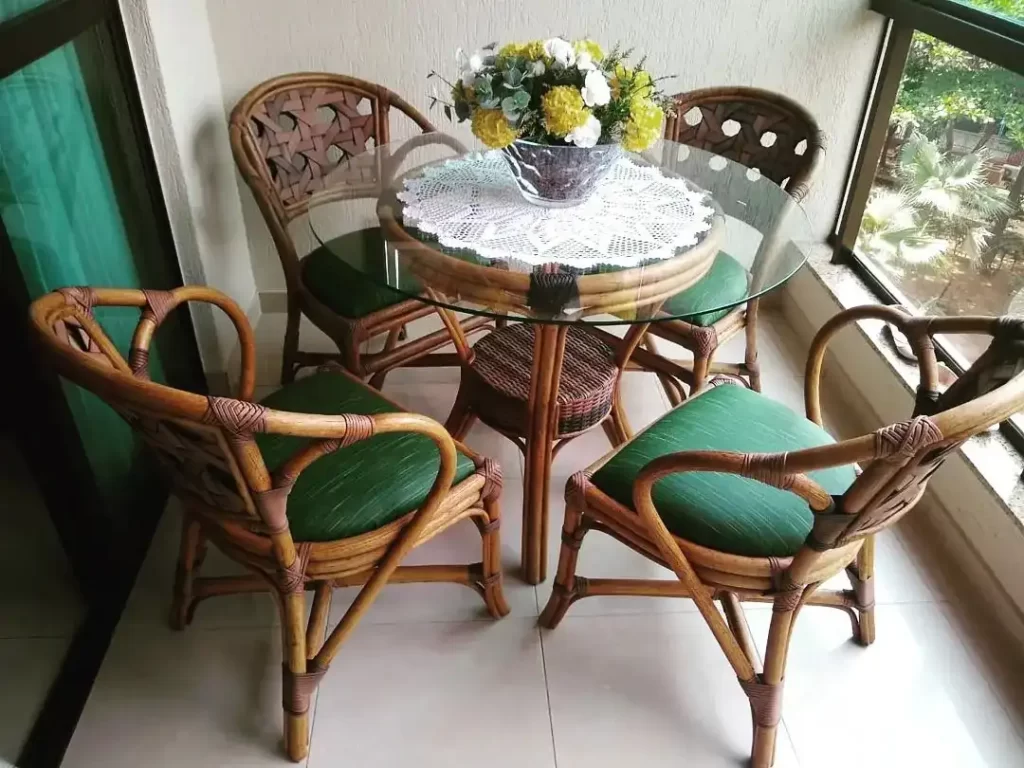 Conjunto de jantar com quatro cadeiras de bambu com assentos verdes novos após serviço de reforma em Brasília.